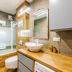 Paryska Deluxe By Bookinghost