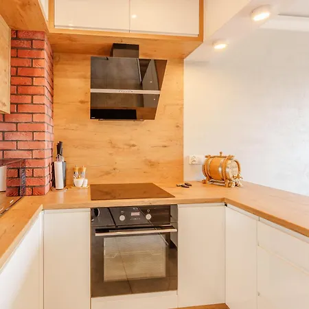 Paryska Deluxe By Bookinghost