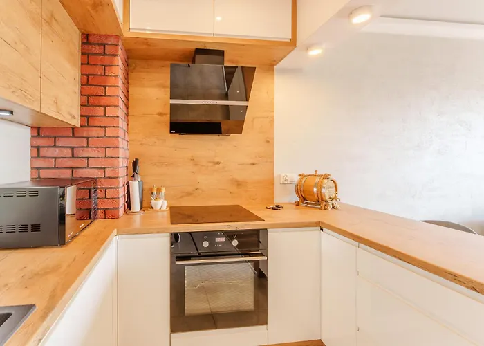 Paryska Deluxe By Bookinghost